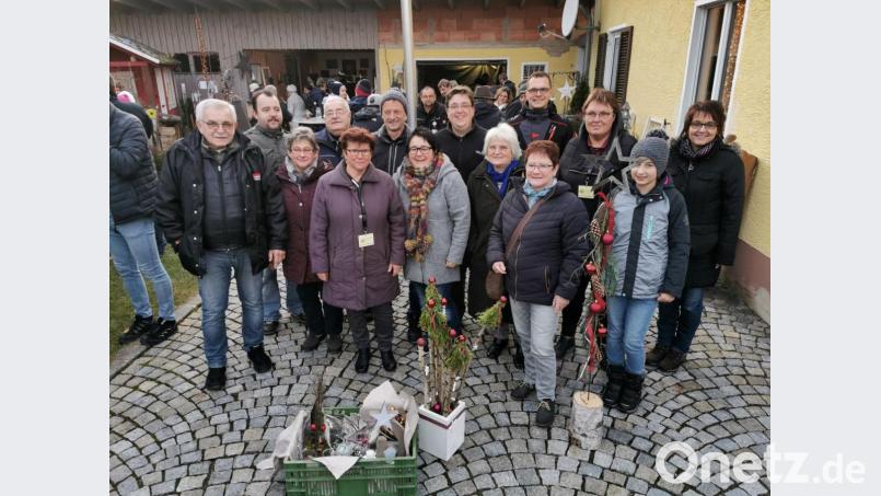Die Aktion „Hilfe für Anja“ durfte sich in Eslarn über eine stattliche Spende freuen, die aus dem privaten Weihnachtsmarkt der Familie Bauer zusammen mit vielen Mitstreitern erwirtschaftet wurde. Bild: gz