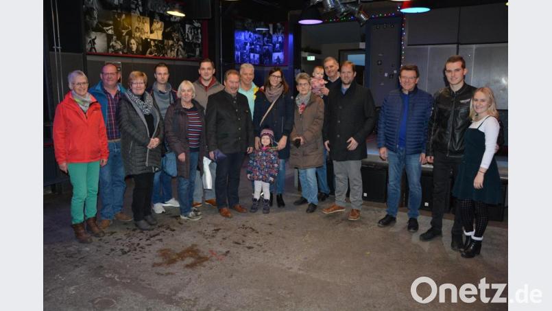 Cindy und Andreas Paulus (von rechts) führten die Gruppe der SPD Mitterteich um Ortsvorsitzenden und Bürgermeisterkandidaten Johann Brandl (Siebter von links) durch die &quot;Kulturfabrik&quot;. Bild: jr