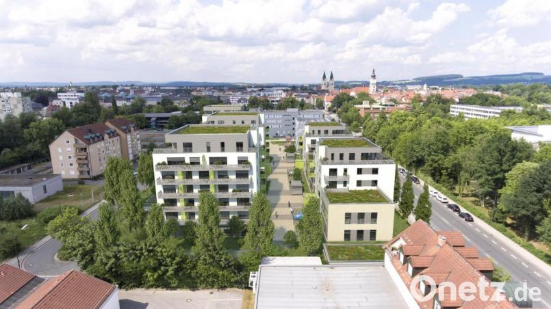 In unmittelbarer Nähe zur Max-Reger-Halle (rechts) und direkt am Stadtzentrum Weidens wird das Quartier &quot;Neue Naabwiesen“ das künftige Stadtbild prägen. In fünf Gebäuden entstehen bis 2022 mehr als 100 Wohnungen und Geschäftsräume. Bildmontage: exb/ImmoVBOM