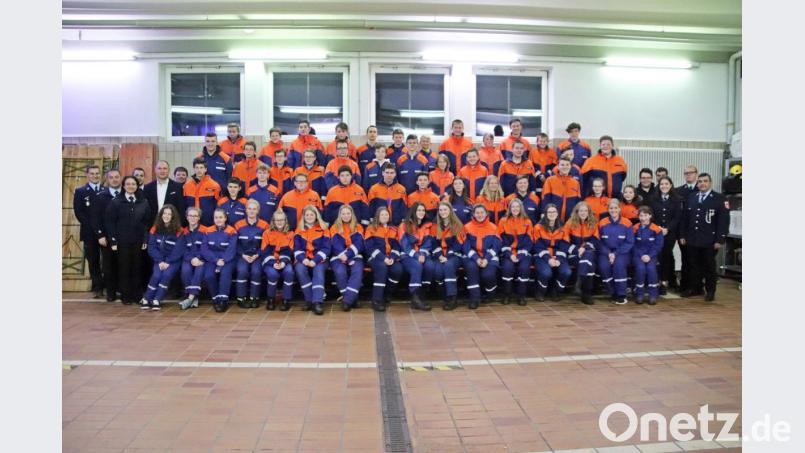 Die 53 erfolgreichen Jugendlichen mit ihren Ausbildern und den Verantwortlichen Bild: jma