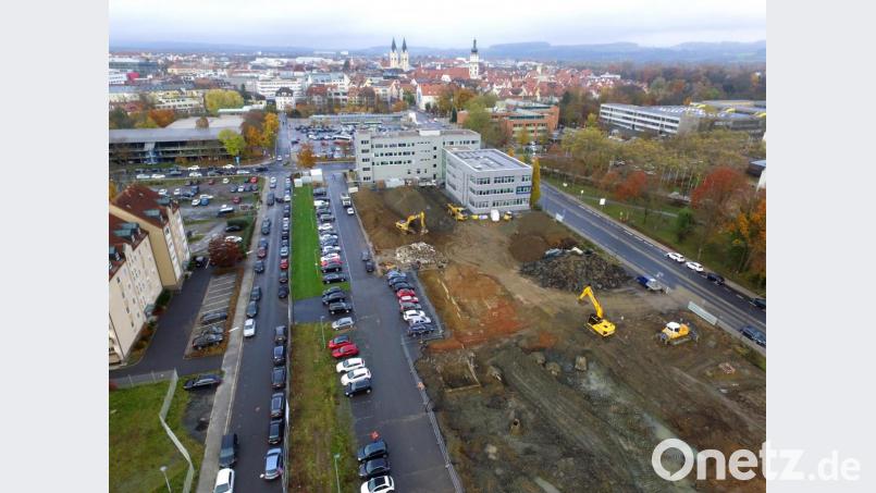Zwischen Leibnizstraße (links) und Dr.-Pfleger-Straße (rechts) heben Bagger die riesige Grube für das Quartier &quot;Neue Naabwiesen&quot; am Rand der Weidener Innenstadt aus. Auch die momentan noch von Oberpfalz-Medien genutzten Parkflächen in der linken Hälfte werden Teil der 9000 Quadratmeter großen Baustelle. Luftbild: Michael Ascherl