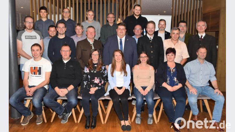 Bürgermeisterkandidat Dieter Dehling (Bildmitte) und die Gemeinderatskandidaten, mit (stehend von rechts) Ladtagsabgeordnetem Harald Schwartz und CSU-Kreisgeschäftsführer Stefan Frank bei der Nominierungsversammlung. Bild: no