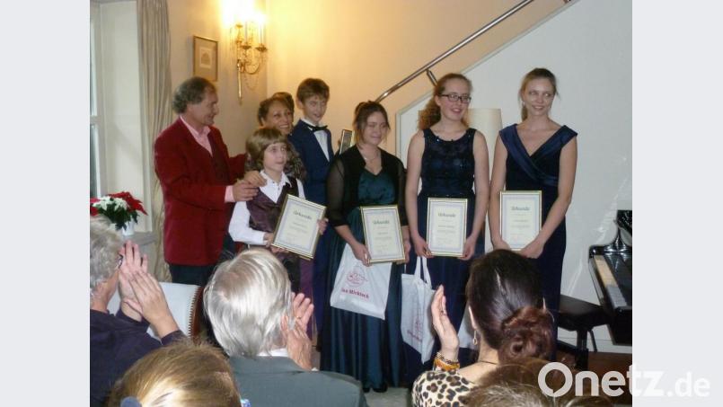 Stefan Mickisch (von links) bedankt sich bei Raffael Christ, Julia Goldstein, Kolja Hölscher, Julie Yazici, Hemma Wenzler und Juliane Margolf für ihr Konzert in seiner Villa. Bild: tie