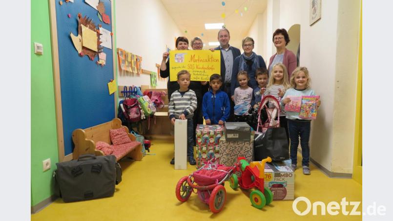 Holger Hassel (Dritter von links) bedankte sich herzlich bei Regina Amm, Cornelia Schieder, Renate Schupfner und Christina Daschner (von links) für die gut erhaltenen Sachspenden von der Kita Li-La-Löhle. Bild: jzk