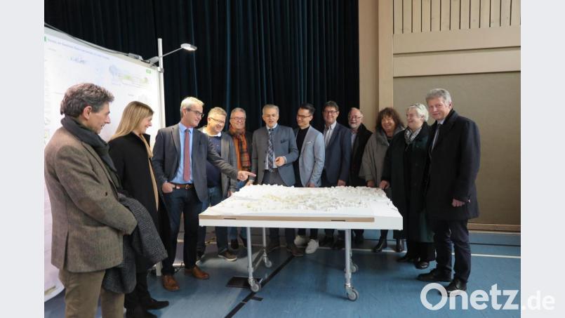 Die beiden Architekten Falk Petry, Anne Voll, Bürgermeister Werner Nickl und Realschuldirektor German Helgert (von links) erklärten den Kreisräten Lothar Müller, Angela Burger, Olga Luft, Herbert Bauer, Stefan Prechtl, Bernhard Söllner, Roland Grillmeier und Toni Dutz (von rechts) das Siegermodell für den Neubau der Realschule mit Dreifachturnhalle und die städtebaulichen Aspekte. Bild: jzk