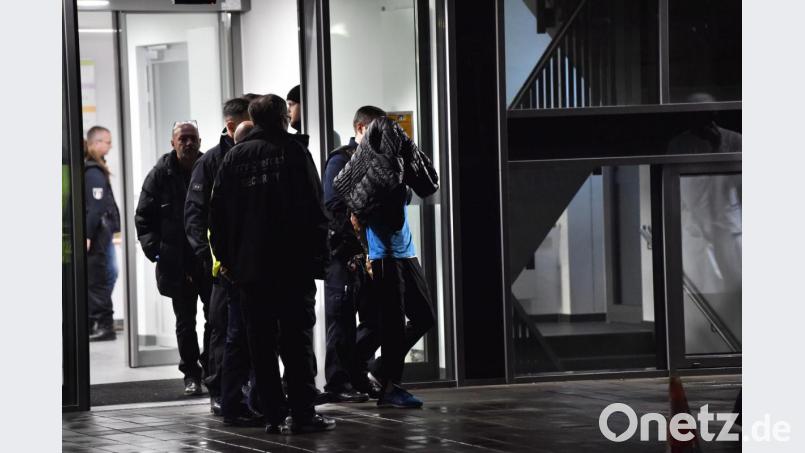 Polizisten nehmen den Tatverdächtigen in der Schlosspark-Klinik in Berlin-Charlottenburg fest. Foto: Paul Zinken/dpa Bild: Paul Zinken