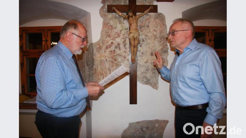 Johann Bauer (rechts) sprach vor Bürgermeister Herbert Bauer (links) die vorformulierte Eidesformel. Der Listennachfolger vertritt künftig die UBF. Bild: wro