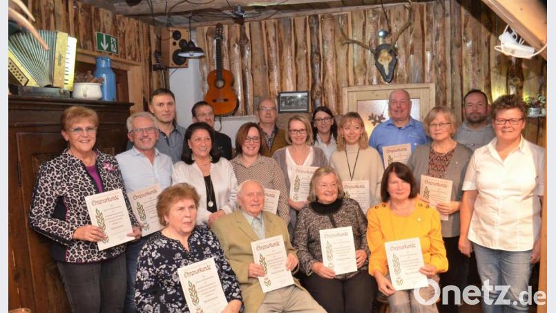 Birgit Krug (rechts) ehrt Mitglieder für viele Jahre im Turnverein. Ursula Lunscher (sitzend Zweite von rechts) kann sogar 50 Jahre vorweisen. Bild: fz