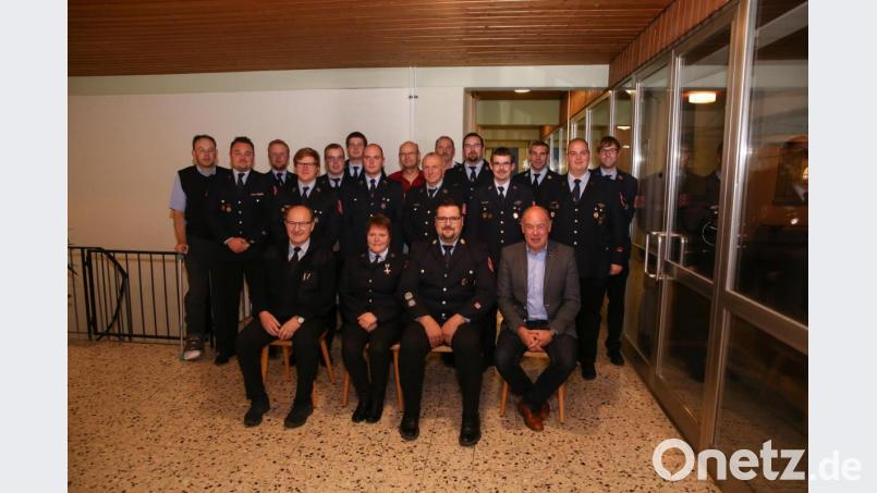 Mit Kreisbrandinspektor Herbert Blödt (vorne links) und Hauptamtsleiter Wolfgang Roggenhofer (links) zeichnete Bürgermeister Roland Strehl (vorne rechts) verdiente Feuerwehr-Mitglieder aus. Bild: egl