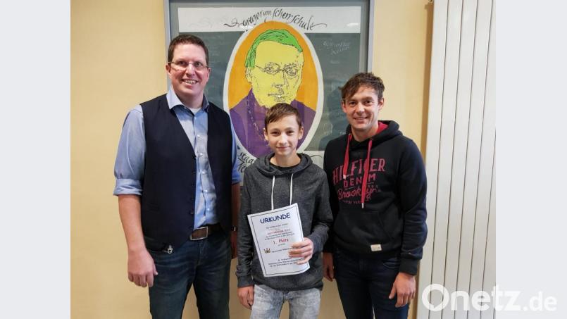 Konrektor Bernd Bischoff (links) sowie Fachbetreuer Florian Dendorfer gratulierten Eduards Emanuels Busulans. Bild: exb