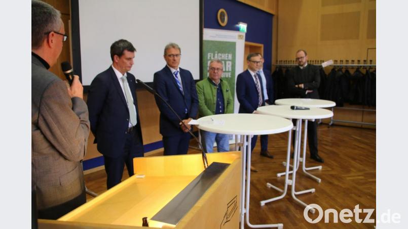 Regierungsdirektor Axel Koch (von links) moderiert die Podiumsdiskussion mit Florian Rieder (IHK), Klaus Ulrich (Wirtschaftsministerium), den Bürgermeistern Toni Dutz und Bernd Sommer, Dr. Robert Leiner und Landrat Andreas Meier. Bild: jrh