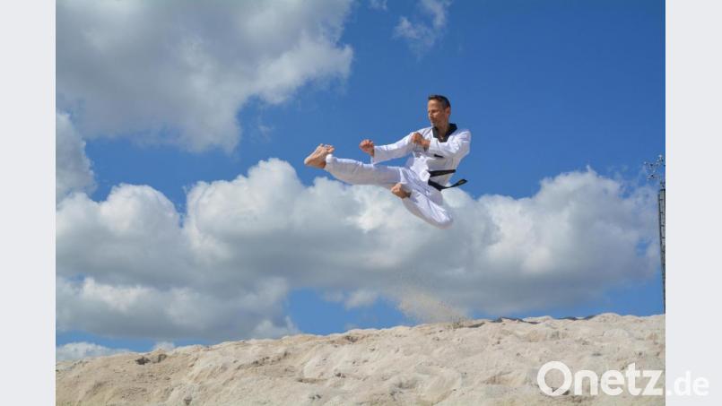 Überflieger: Jörg Steindl, gelernter Bankkaufmann, besitzt den 6. Dan im Taekwondo. Bild: Jürgen Brand