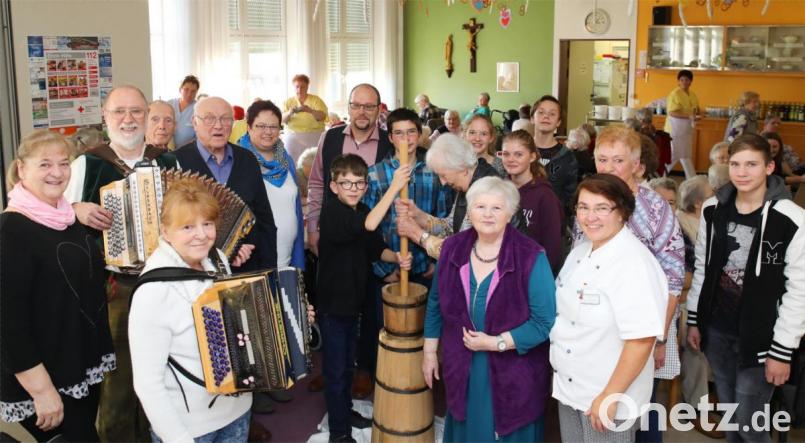 Viel Spaß hatten die Senioren und die jungen Praktikanten der Mittelschule beim Ausbuttern im BRK-Seniorenwohn- und Pflegeheim. Auf dem Bild die Musikgruppe Storek (links), Manuela Ruf vom BBZ (hintere Reihe, Fünfte von links), Heimleiter Andreas Wöhrl (hintere Reihe, Sechster von links) und die "Fachfrau" fürs Ausbuttern, Irene Heinl (Zweite von recht). Bild: JOCHEN NEUMANN
ERBENDORF