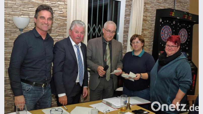 Die Auszählung von (von links) Kassier Otto Janner, Beisitzer Hans Forster, Präsident Reinhard Meier, Vizepräsidentin Andrea Glaubitz sowie Beisitzerin Jaqueline Roy zeigt, dass die Versammlungen im Stadtverband für Leibesübungen alle zwei Monate stattfinden sollen. Bild: Dobmeier