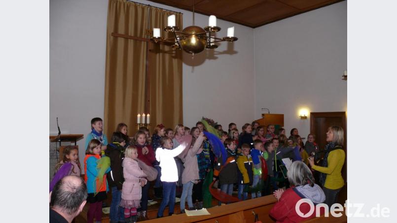 Mit Liedern und Gebet wurde der ökumenische Kinderbibeltag in der evangelischen Friedenskirche abgerundet. Unser Bild zeigt die Kinder beim Singen der unter Leitung von Dagmar Selch einstudierten Lieder. Bild: kgg