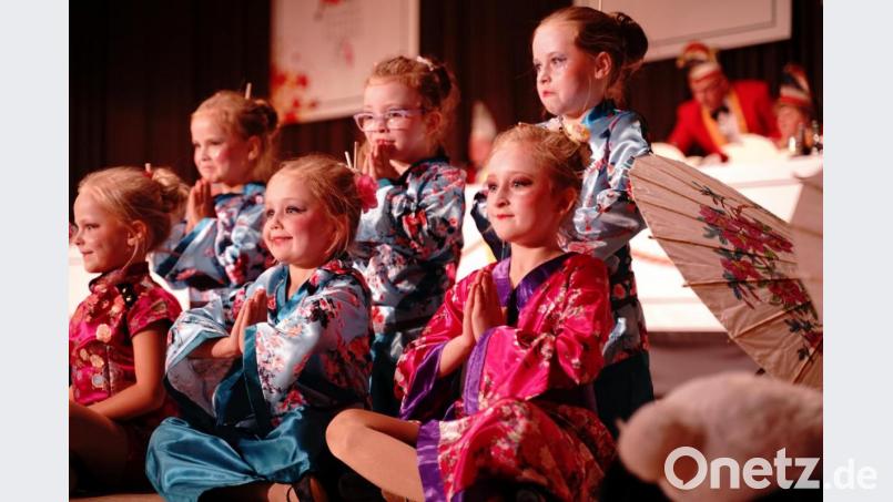 Die Gardeflöhe haben in diesem Jahr einen besonders hohen Knuddelfaktor. Sie treten als niedliche Geishas nebst Kimono und Schirm auf. Bild: abi