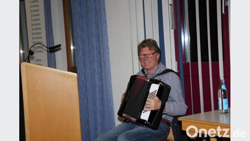 Richard Lengfelder spielte zum Mundartabend der KAB Dreifaltigkeit zünftig mit der Quetschn auf. Bild: ads
