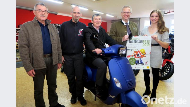 Sandra Grabinger von der städtischen Wirtschaftsförderung, Oberbürgermeister Andreas Feller (von rechts) und Zweiradhändler Peter Hartl (Zweiter von links) überreichten Ingrid und Rudolf Schüle einen Roller in der Farbe "blaumatt". Bild: Hirsch