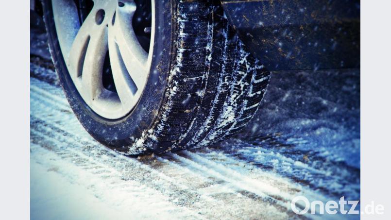 Als wintertauglich gelten laut Straßenverkehrs-Zulassungs-Ordnung (StVZO) grundsätzlich nur noch Reifen mit dem „Alpine-Symbol“ – ein Berg-Piktogramm mit einer Schneeflocke. M+S-Reifen dürfen nach einer Übergangsregelung noch bis zum 30. September 2024 gefahren werden, wenn sie bis zum 31. Dezember 2017 hergestellt wurden. Bild:  Jürgen Fälchle – stock.adobe.com