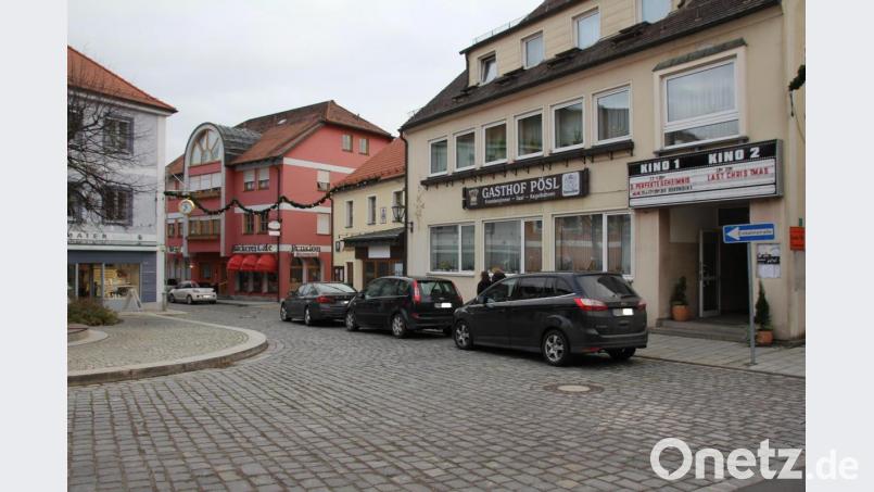 Wo und wie lange im Innenstadtbereich von Oberviechtach geparkt werden darf, ist längst nicht jedem geläufig. Vor allem im Bereich des Kinos Pösl und des Café Weigl (im Hintergrund) sind in der Vergangenheit Knöllchen an Falschparker verteilt worden. In der Bürgerversammlung brachten Anwohner und Geschäftsbetreiber ihre Unzufriedenheit mit der gültigen Parkregelung zum Ausdruck. Bild: frd