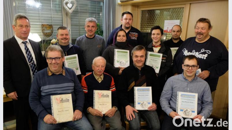 Die langjährige Treue zum Sportangelerbund Altenhammer wird beim Ehrenabend im Gasthaus "Weißes Rößl " in Floß gewürdigt. Vorsitzender Günter Kick (stehend, links) gratuliert. Bild: le