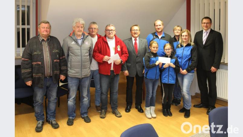 Steinwald-Allianz-Vorsitzender Hans Donko (Fünfter von links) und Geschäftsführer Martin Schmid (rechts) mit den Vertretern der helfenden Vereine, dem FC-Bayern-Fanclub Erbendorf mit Vorsitzendem Reiner Ockl (Vierter von links) und der TSV-Tanzgarde Krummennaab mit ihrem Chef Thomas Zitterbart (Vierter von rechts). Bild: JOCHEN NEUMANN 
ERBENDORF