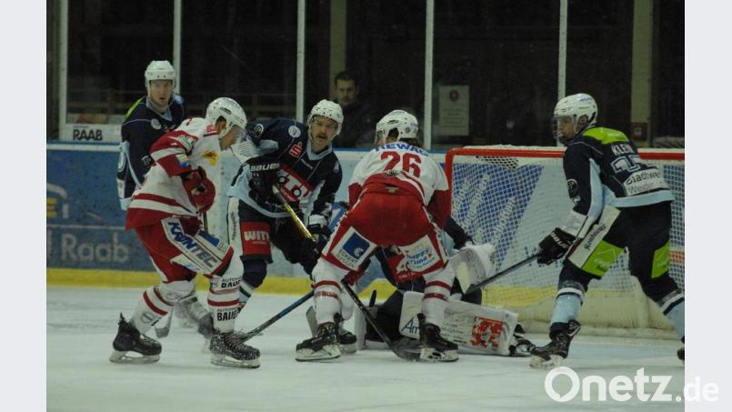 Am vergangenen Sonntag gewannen die Blue Devils (von links Adam Schusser, Chase Clayton und Adrian Klein in den blauen Trikots) das Oberpfalzderby gegen den EV Regensburg mit 4:3 nach Verlängerung. Am Freitag empfangen die Weidener den EV Füssen, am Sonntag treten sie beim EV Lindau an. Bild: gb