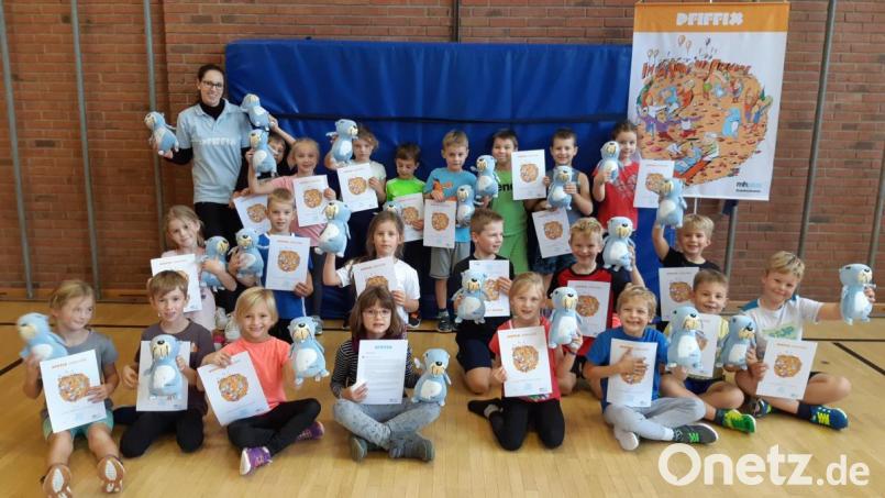 Mit Begeisterung nehmen die Kinder an der Püchersreuther Schule an dem Gesundheitsprogramm teil. Es zieht sich durch das gesamt Schulhalbjahr. Jeder erhält für die Teilnahme ein Maskotten und eine Urkunde. Bild: tok