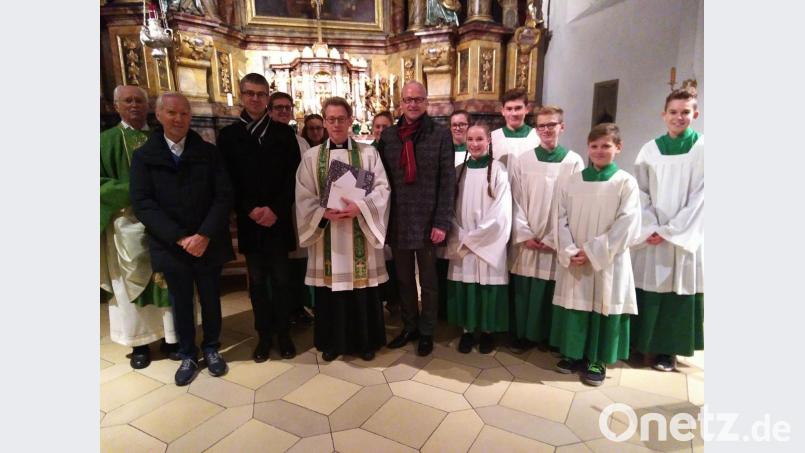 Über nachträgliche Glückwünsche zu seinem 50. Geburtstag und ein Ständchen in derPfarrkirche freute sich Hahnbachs Pfarrer Christian Schulz. Auch in Iber überbrachte die Kirchenverwaltung dem Geistlichen nachträglich die Glückwünsche, Kirchenpfleger Josef Hollweck überreichte Schulz einen Gutschein. Bild: mma