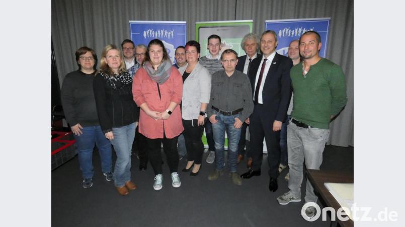 Annalena Mickisch (vorne, Dritte von links) ist neues Vorstandsmitglied des Kreisjugendrings Tirschenreuth. Jürgen Preisinger (Dritter von rechts) und seine Kollegen freuen sich auf die Zusammenarbeit, denn auch im nächsten Jahr hat das Team wieder viel vor. Bild: fua