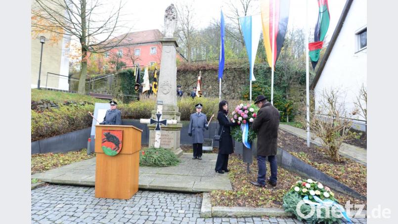 Bürgermeisterin Tanja Schiffmann und zweiter Bürgermeister Georg Burkhard legen am Kriegerdenkmal einen Kranz nieder. Ebenso Erwin Schraml, Vorsitzender der Soldaten- und Kriegerkameradschaft. Bild: bey