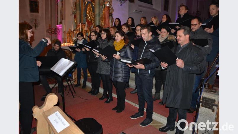 Der Chor „Grazie a Dio“ unter der Leitung von Michaela Burger (links) stellte in der Leonberger Pfarrkirche zum wiederholten Mal sein Können und seine Vielfältigkeit unter Beweis. Begleitet wurde der Chor am E-Piano von Christoph Habel. Bild: jr