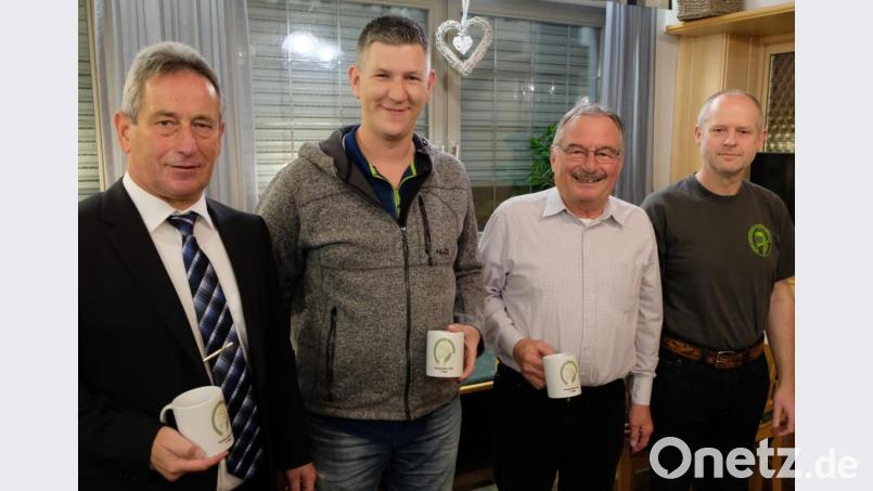 Der Ehrenabend des Sportanglerbundes Altenhammer steht im Zeichen der Ehrung der Vereinsmeister. Günter Kick (von links) holt den dritten Platz, Achim Hör wird Vereinsmeister, Werner Schaber sein Vize. Zweiter Vorsitzender Reinhold Kreuzer gratuliert. Bild: le