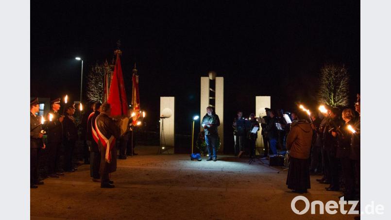 Bürgermeister Uli Roth bei seiner Ansprache zur Gedenkfeier im Friedenshain. Bild: nza