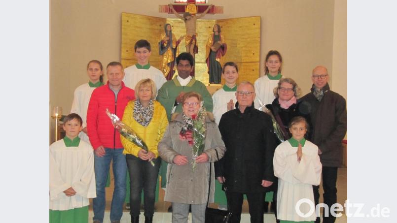 Das Bild zeigt Pfarrer Charles mit Ministranten sowie Sabine und Herbert Preisinger (25 Jahre verheiratet), Brigitte und Hans Fischer (50 Jahre), Eva und Matthias Gibhard (25 Jahre). Bild: exb
