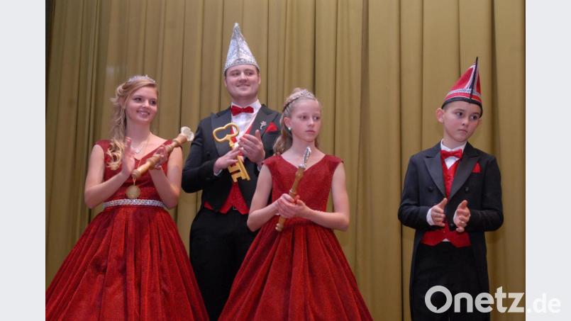 Die Plößberger Prinzenpaare in der Session 2020: Prinzessin Corinna I.
und Prinz Andreas I. sowie Kinderprinzessin Laura I. und Kinderprinz Felix I. Bild: gbj