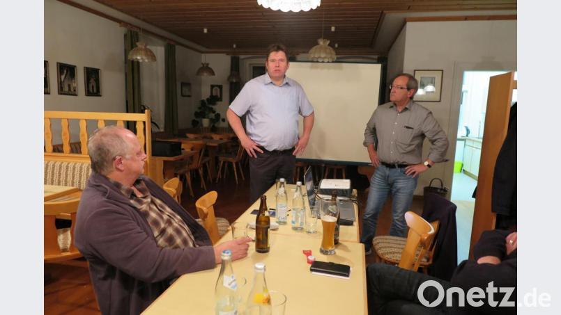 Werner Schubert, der stellvertretende Kreisvorsitzende von Bund Naturschutz (rechts) hatte Peter Postler zum Thema „Lichtverschmutzung“ in das Pfarrheim eingeladen. Bild: jzk