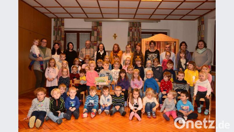 Der Kindergarten St. Elisabeth spendet der Kinderkrebshilfe Oberpfalz Region Nord 700 Euro. Bild: bey
