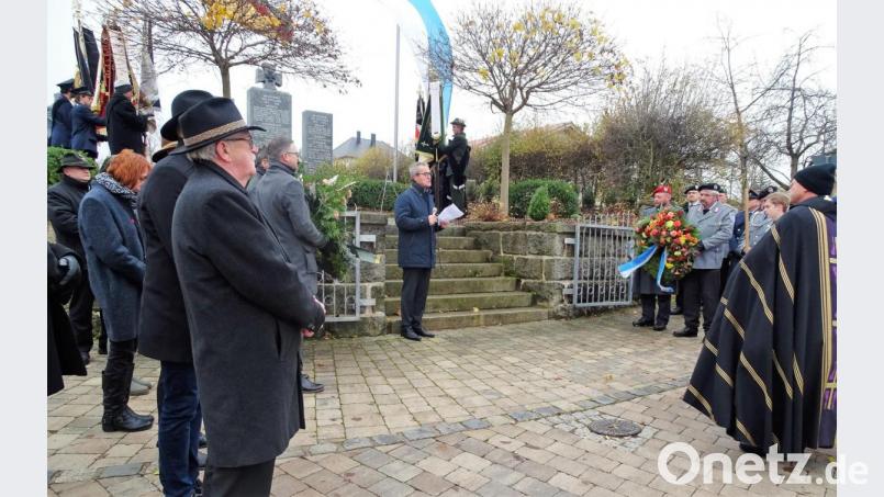 Bgm. Werner Nickl bei seiner Ansprache am Waldecker Kriegerdenkmal. Bild: hl