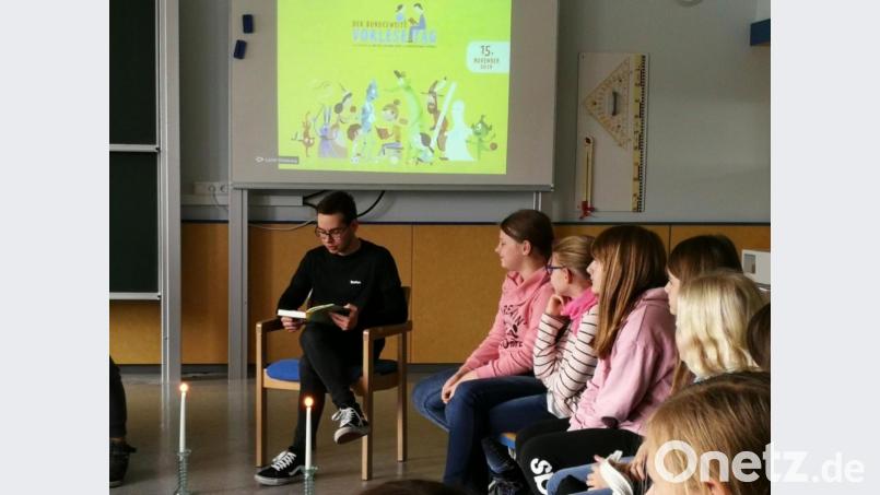 Fesselnden Geschichten zuhören – das macht den Schülern Spaß. Bild: exb