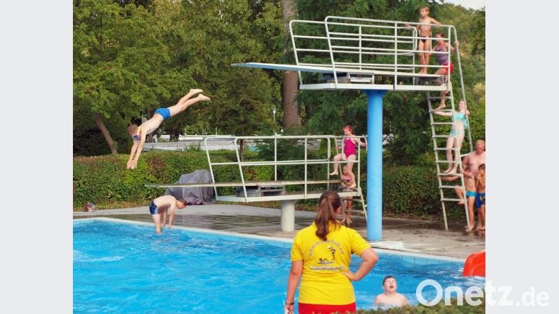 Noch ein Jahr können die Gäste im Riedener Freibad den Sprungtum nutzen. Im neuen Bad wird es ihn nicht mehr geben. Bild: sön