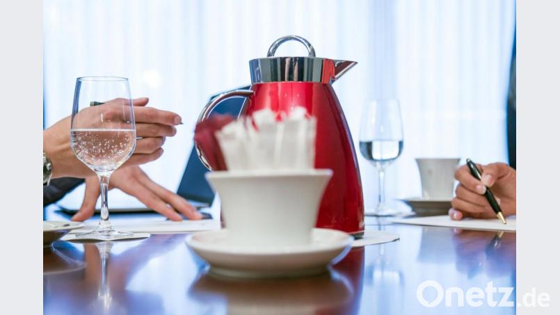 Wasser und Kaffee: Beim Vorstellungsgespräch bedienen sich Bewerber am besten bei den Getränken, die ihnen angeboten werden. Außergewöhnliche Wünsche kommen meist nicht gut an. Foto: Christin Klose/dpa-tmn Bild: exb