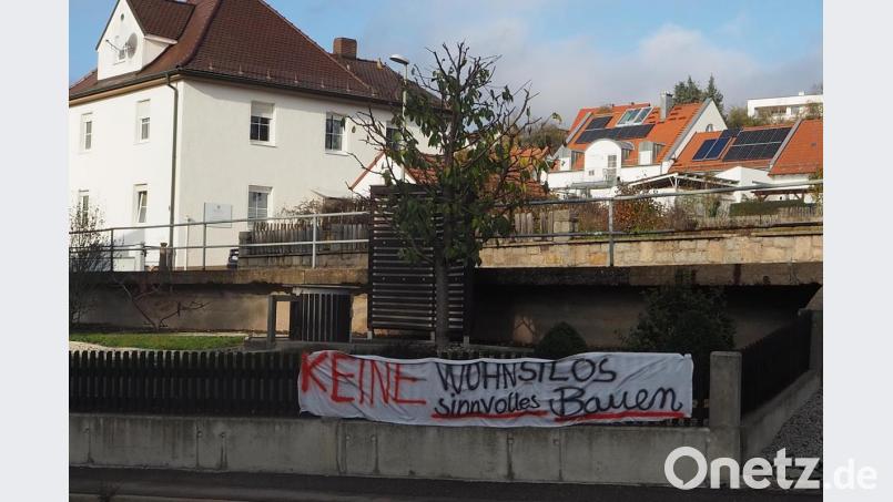 Gegen das Bauvorhaben „An der Krankenhausstraße“ formierte sich Widerstand der Bürger. Mit Transparenten wie diesem protestieren sie gegen das Projekt. Bild: bl