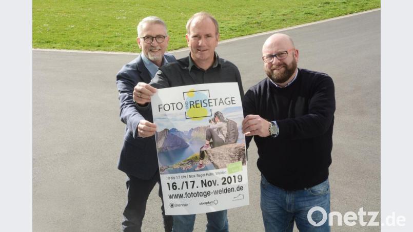 Johannes Häring, Geschäftsleiter der Max-Reger-Halle, Uwe Fröhlich, Prokurist bei Foto Brenner, und Alexander Hellwig von Oberpfalz-Medien (von links) präsentieren die Foto-Reisetage. Bild: Gabi Schönberger