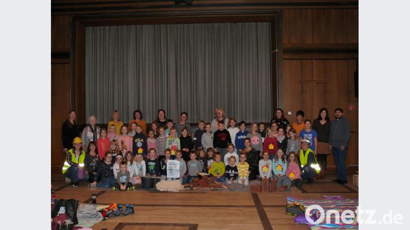 Beim ökumenischen Kinderbibeltag machten 50 Mädchen und Buben mit. Im Bild die Mädchen und Buben zusammen mit den Organisatoren und Helferinnen sowie Pfarrvikar Pater John Gali (rechts). Bild: kgg