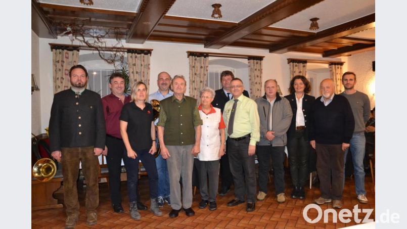 Der Gastwirt und Metzgermeister Hans Bodensteiner (Fünfter von links) feierte seinen 80. Geburtstag. Dazu gratulierten seine Frau Helene (rechts) und Tochter Sonja (links) sowie Vorsitzender Christian Ertl vom Jagdverband der Kreisgruppe Vohenstrauß (links) und die Vereinsabordnungen. Bild: gi