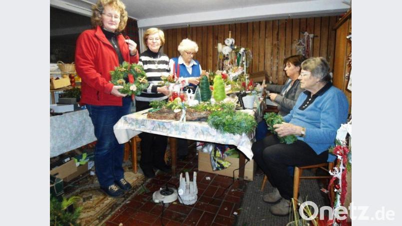 Die Vorbereitungen für den Missionsbasar laufen. Im Hause Doleschal sind fleißige Hände am Werk. Bild: ld