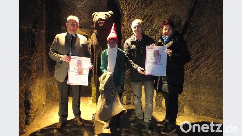 Regisseurin Manuela Pürzel-Lehner, Vorsitzender Johann Wilhelm (von rechts) und Oberbürgermeister Andreas Feller (links) werben mit dem Bären und dem Zwerg für die Aufführungen der Theaterbühne im Felsenkeller. Bild: Hirsch