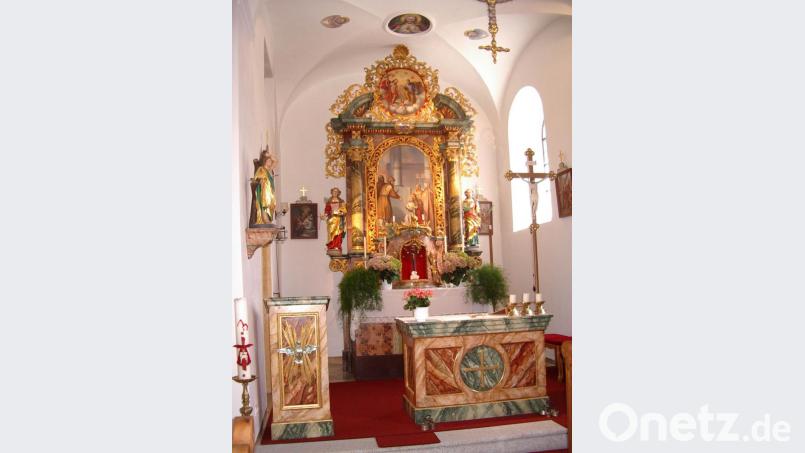 Der Volks- wie der Hochaltar der Weiherer Dorfkirche erstrahlen seit dem Abschluss der letzten Generalsanierung im Juli 1995 in neuen Glanz. Die Weiherer Dorfgemeinschaft hatte im Verlauf der Baumaßnahme über 2 000 unentgeltliche Arbeitsstunden geleistet. Bild: u