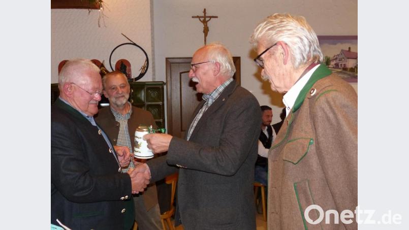 Sepp Haberkorn (von links) erhält von Vorsitzendem Hans Dittrich sowie Hans Trottmann und Ausbildungsleiter Hans Lehner den Ehrenkrug. Bild: hme